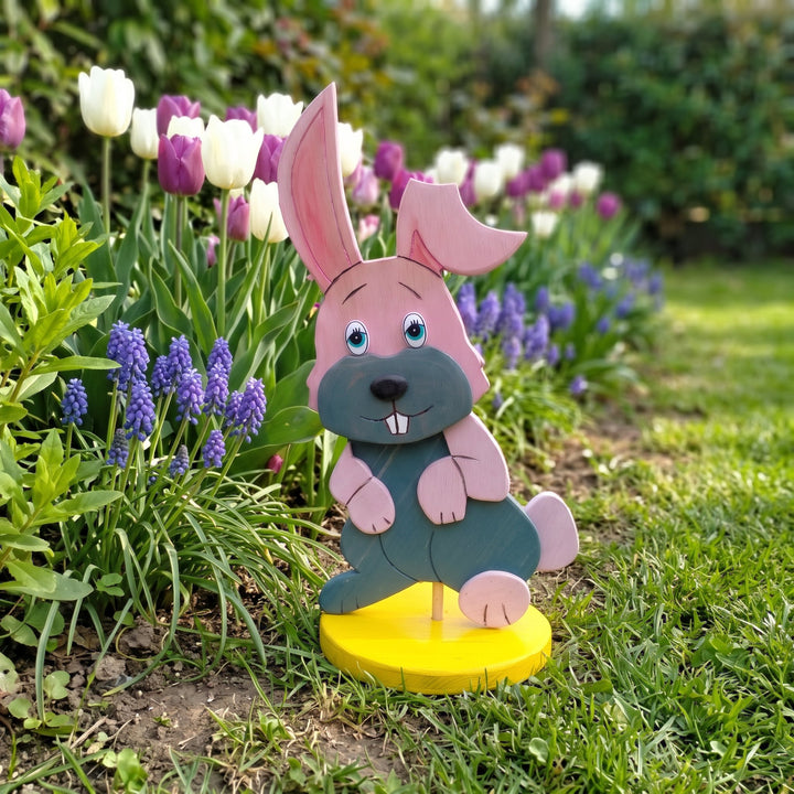 Coniglio da giardino in legno – prato con tulipani in primavera