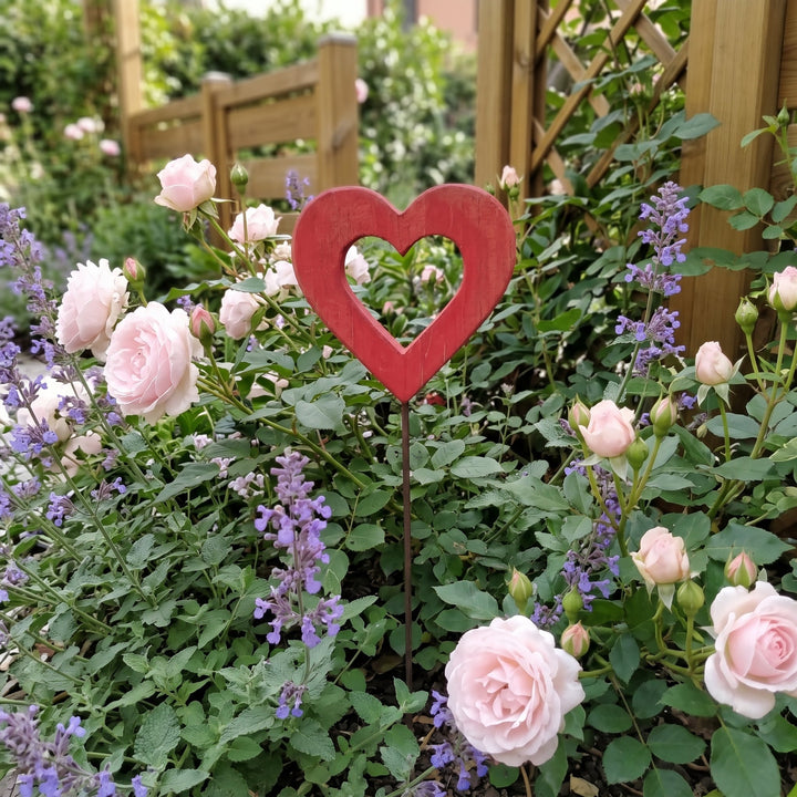 Cuore grande in legno – aiuola con rose rosa