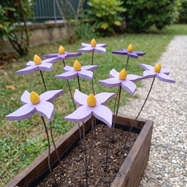 Fiore piccolo viola in legno fatto a mano – fioriera di legno su ghiaia