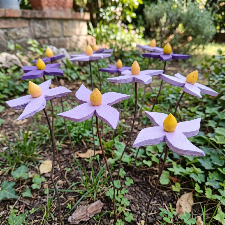 Fiore piccolo viola in legno fatto a mano – in aiuola