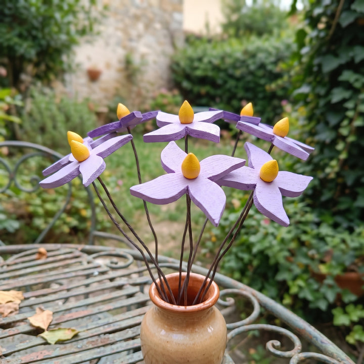 Fiore piccolo viola in legno fatto a mano – vasetto di terracotta su tavolino