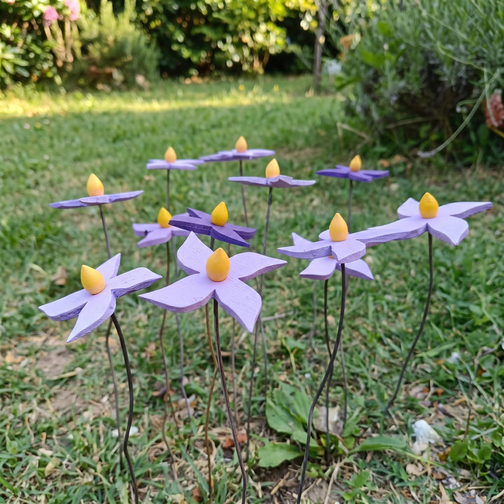 Fiore piccolo viola in legno fatto a mano – nel prato