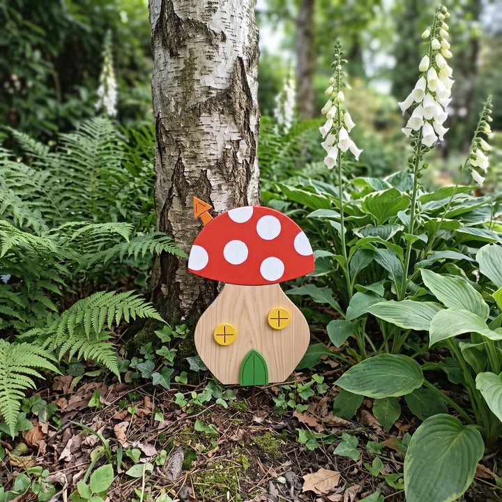 La Porticina del Bosco, casetta fungo in legno – in un'aiuola ombreggiata con felci, hosta e digitali