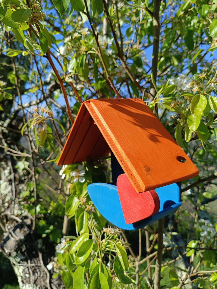 Mangiatoia cuore a muro Treehood - vista completa in giardino