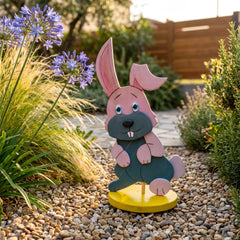 Coniglio da giardino in legno – ghiaia con agapanti blu