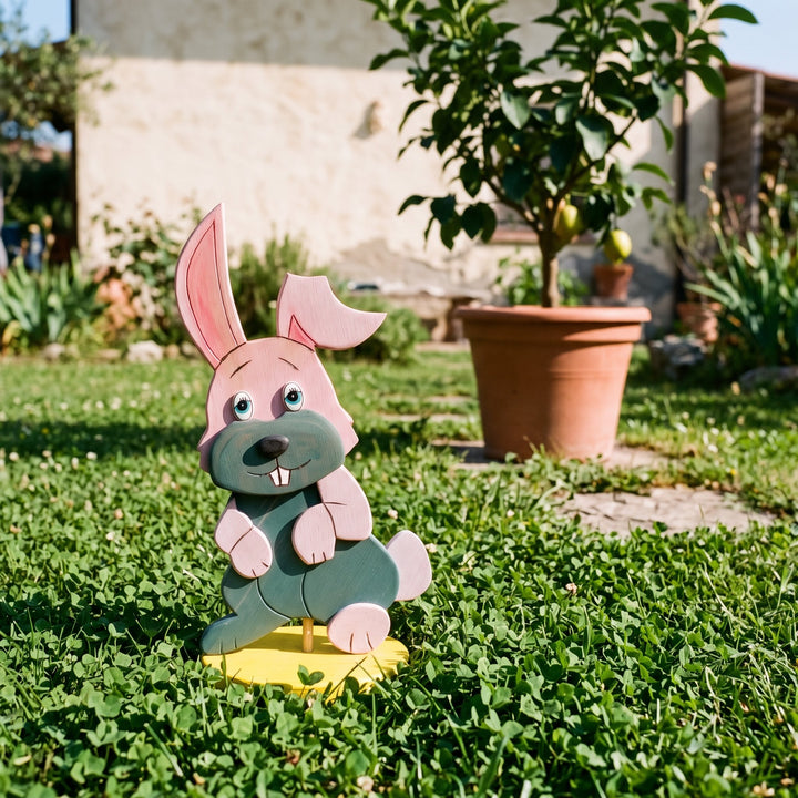 Coniglio da giardino in legno – prato di trifoglio con casa sullo sfondo
