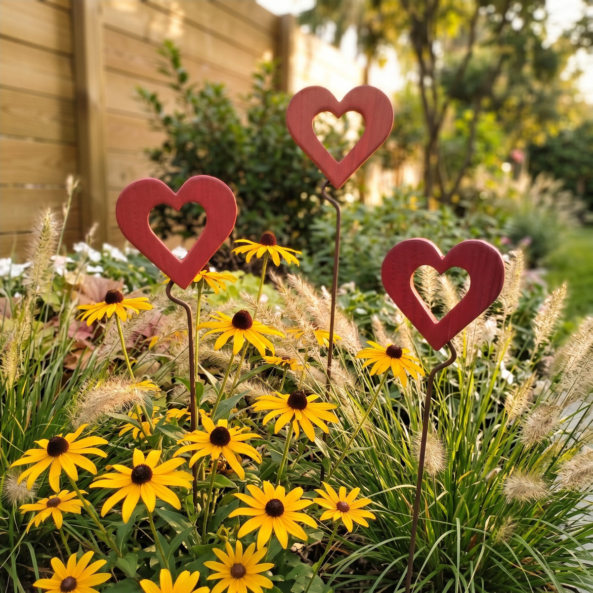 Cuore grande in legno – aiuola con rudbeckie e graminacee