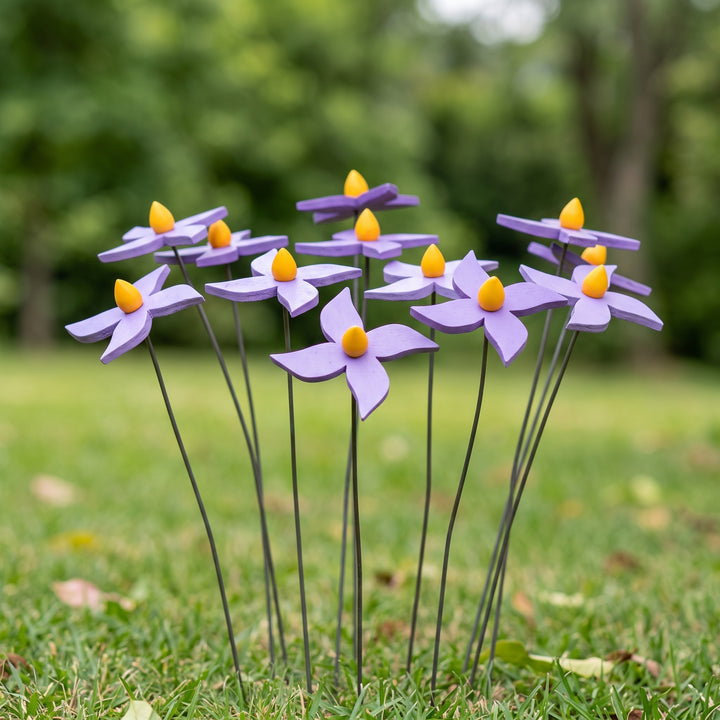 Fiore piccolo viola in legno fatto a mano – gruppo in giardino