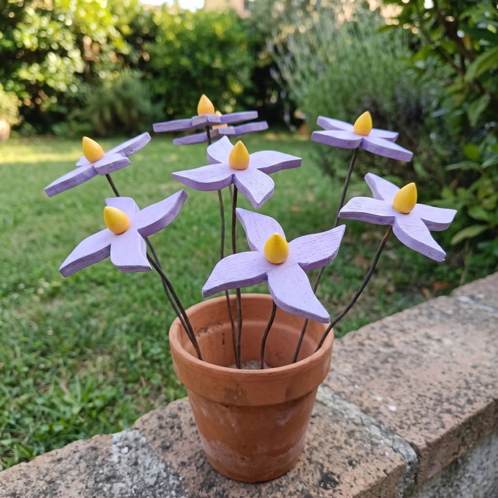 Fiore piccolo viola in legno fatto a mano – vaso di terracotta su muretto