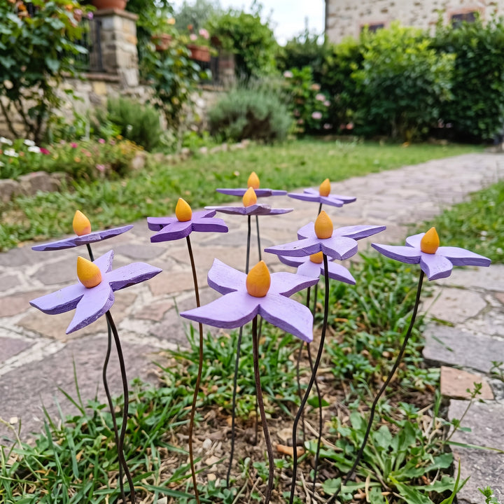 Fiore piccolo viola in legno fatto a mano – bordura lungo un vialetto in pietra