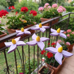 Fiore piccolo viola in legno fatto a mano – su balcone con gerani
