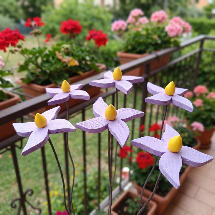 Fiore piccolo viola in legno fatto a mano – su balcone con gerani