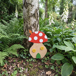 La Porticina del Bosco, casetta fungo in legno – in un'aiuola ombreggiata con felci, hosta e digitali