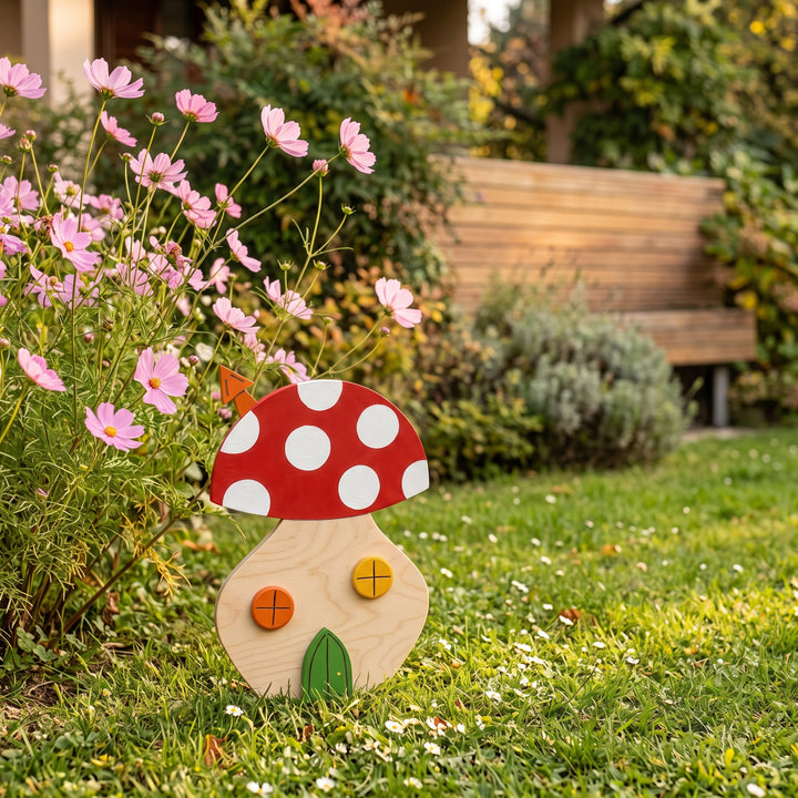 La Porticina del Bosco, casetta fungo in legno – nel prato con margheritine e cosmee rosa