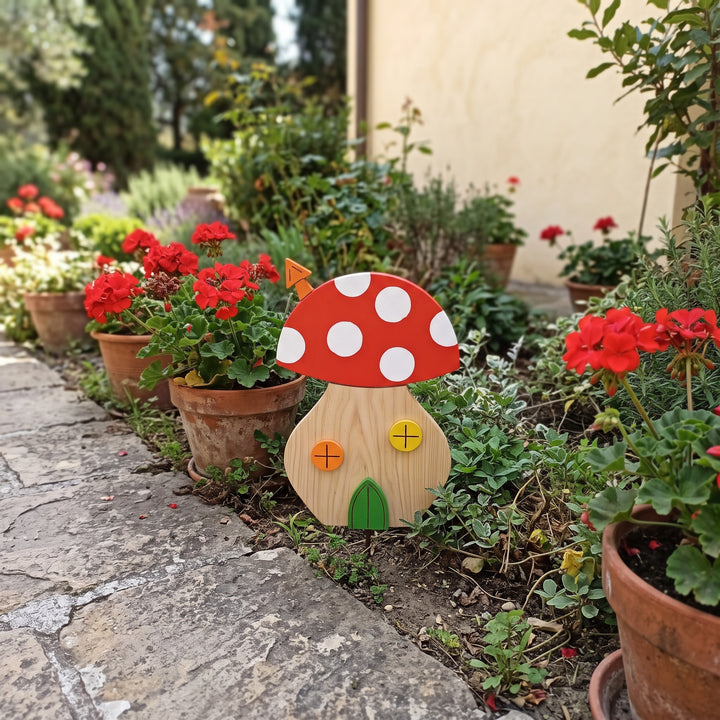 La Porticina del Bosco, casetta fungo in legno – lungo un vialetto in pietra con gerani rossi