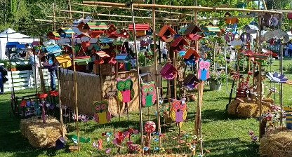 Allestimento Treehood a una fiera con decorazioni in legno e persone sullo sfondo