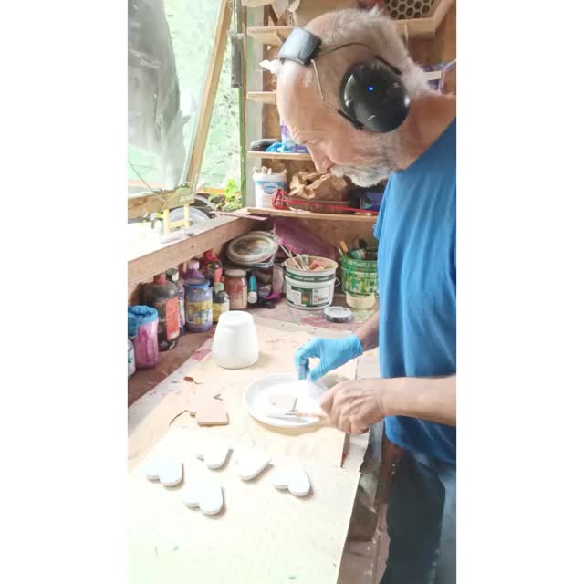Preparazione artigianale di decorazioni Treehood per eventi e richieste speciali